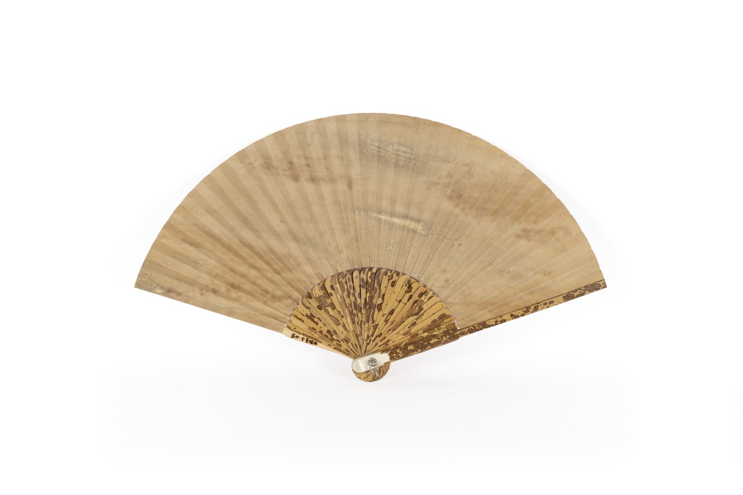 소상반죽선   33 × 57.5 cm, 등-우족, 사북-백동, 선면지-옻칠한지