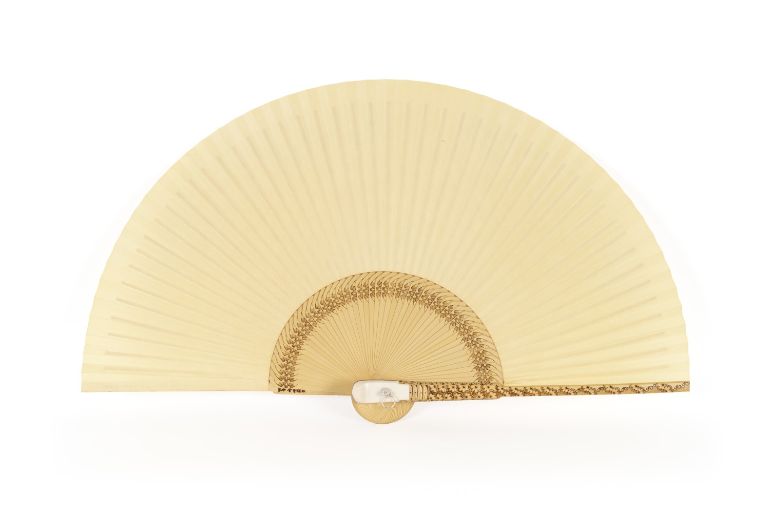 황칠백접선   40 × 73 cm, 등-상아, 사북-은, 선면지-황칠한지