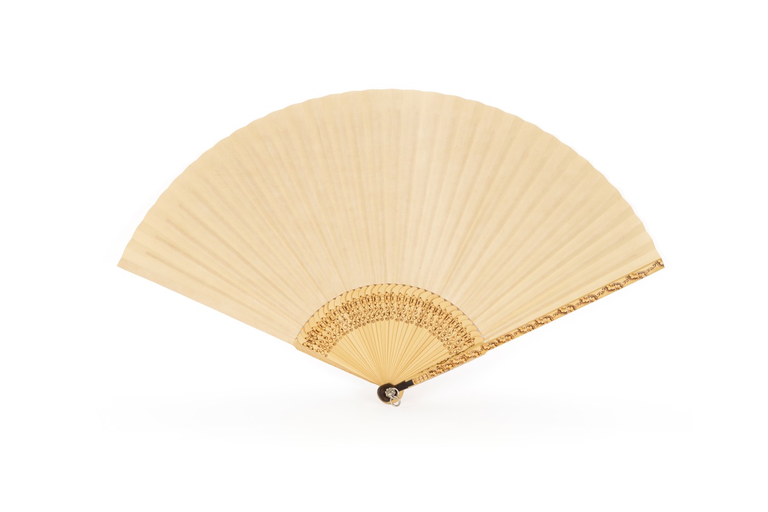 승두선   35 × 63cm, 등_보고테, 사북_백동, 선면지_옻칠한지, 낙죽_손낙죽: 연꽃문/손낙죽: 매화문