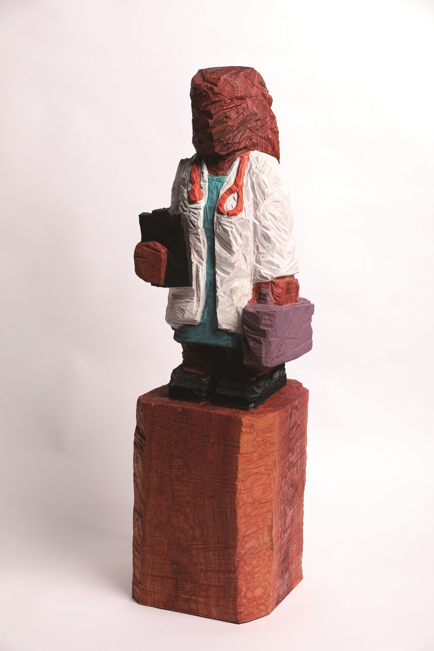 빌딩 위 시민 - 의사   240 × 240 × 630mm, 참죽나무에 아크릴, 2025