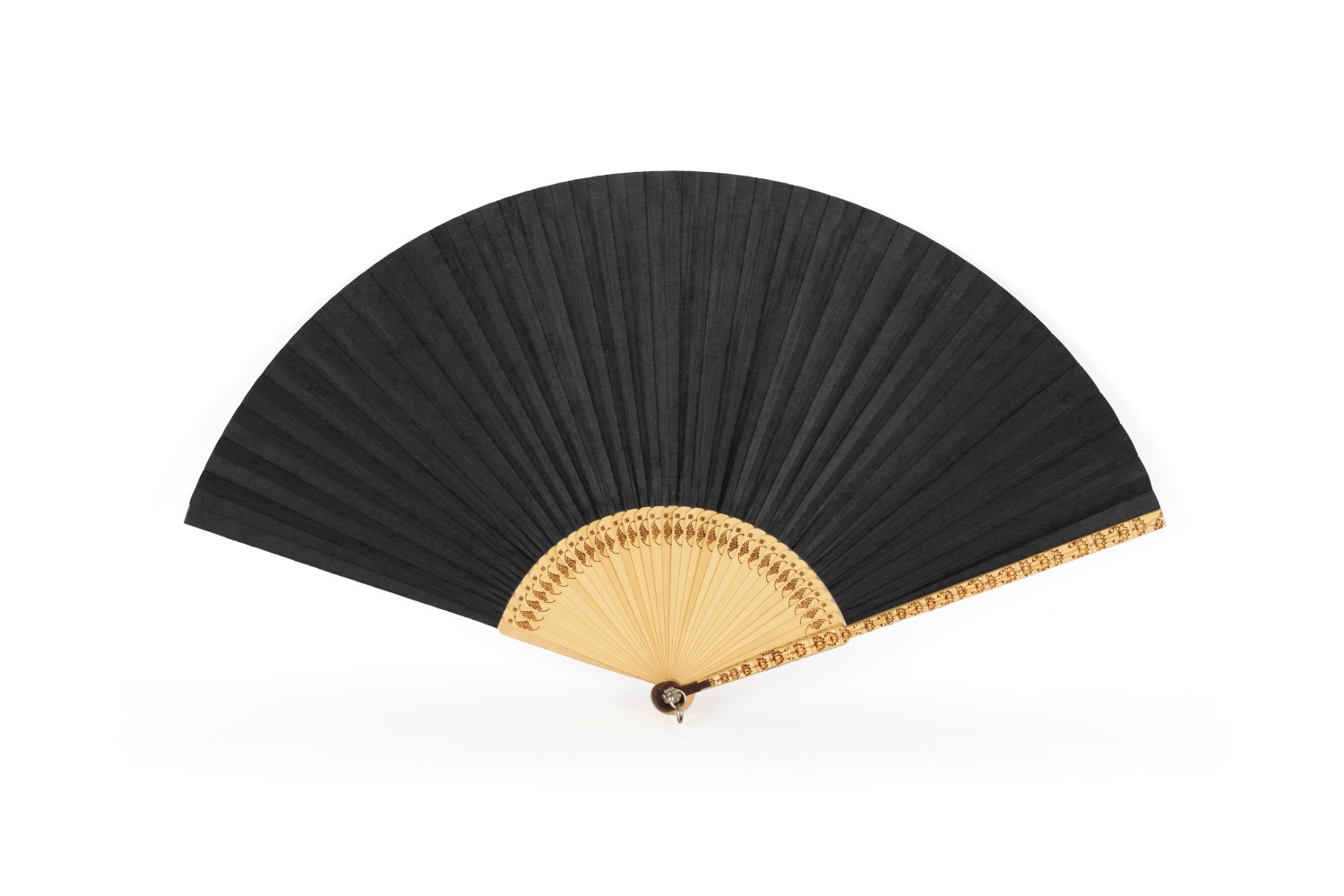 승두선   35 × 63cm, 등_보고테, 사북_백동, 선면지_염색한지, 낙죽_인두도장: 박쥐문/손낙죽: 연꽃문