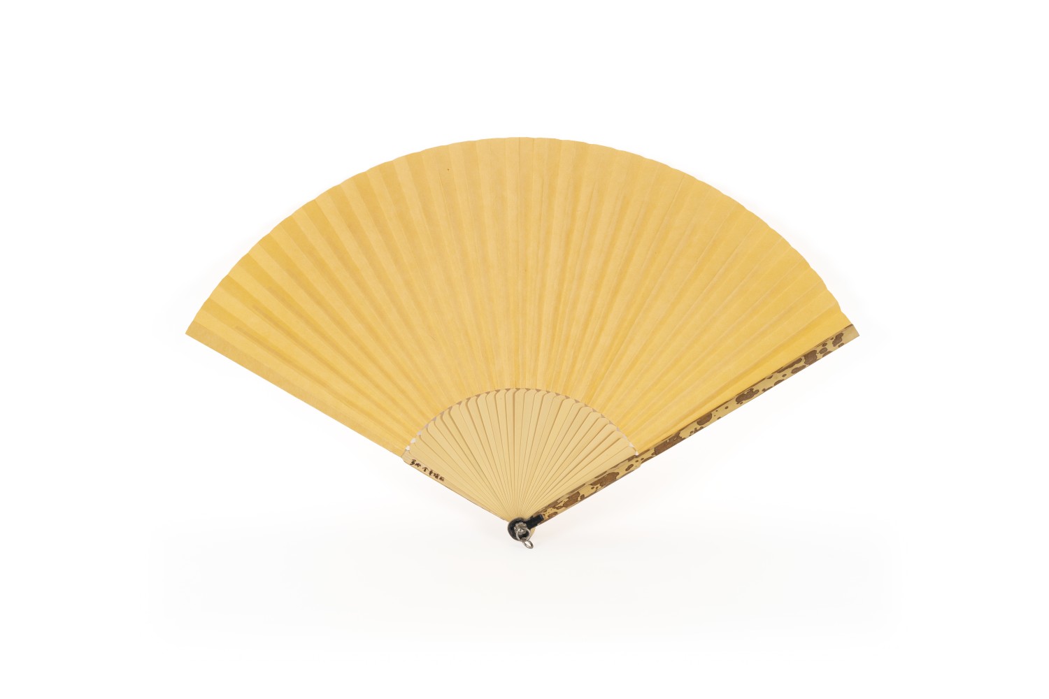 소상반죽 승두선   35 × 58 cm, 등-물소뿔, 사북-백동, 선면지-옻칠한지