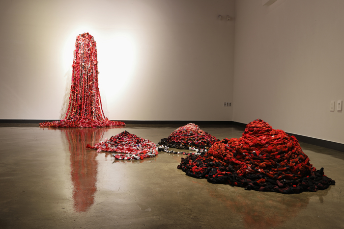 고보연, 나는 너를 감싸, 가변크기, 헌옷과 천, installation, 2024-2025